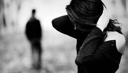 Gap thieu nu bi lua khoc ben duong, nhan ra dua con roi