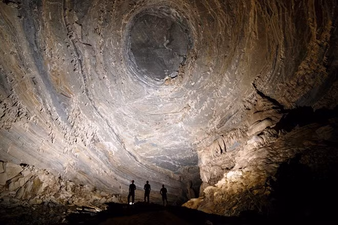 Nhiều đoạn, trần hang Tiên hạ thấp xuống dần theo kiểu mái xiên, viền đá có nhiều hình dạng khác nhau.