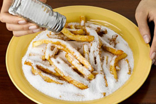 Các nhà nghiên cứu khoa học Nhật từng theo dõi chế độ ăn của 40.000 đối tượng trung niên nước này. Kết quả cho thấy, tiêu thụ khoảng 12 - 15g muối mỗi ngày có khả năng tăng gấp đôi nguy cơ ung thư dạ dày.