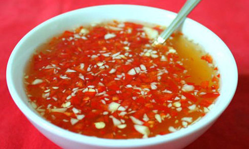 Việc chuẩn bị sẵn bát nước mắm nguyên chất khi ngồi vào mâm cơm cũng tiềm ẩn mối họa ung thư. Đây thực sự là điều đáng ngại bởi món ăn thường được nêm mắm hoặc muối từ trước. Do thói quen ăn mặn khiến nhiều người vẫn cần đến nước mắm cho vừa khẩu vị của mình.