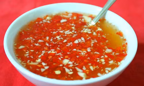 Việc chuẩn bị sẵn bát nước mắm nguyên chất khi ngồi vào mâm cơm cũng tiềm ẩn mối họa ung thư. Đây thực sự là điều đáng ngại bởi món ăn thường được nêm mắm hoặc muối từ trước. Do thói quen ăn mặn khiến nhiều người vẫn cần đến nước mắm cho vừa khẩu vị của mình.