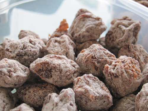 Cuối cùng, thói quen ăn vặt không chỉ khiến bạn khổ sở vì thừa cân, béo phì mà còn mang tới nỗi lo ung thư. Nguyên nhân bởi các loại bánh snack, bánh mặn, ô mai mặn… thường chứa lượng muối đáng kể.