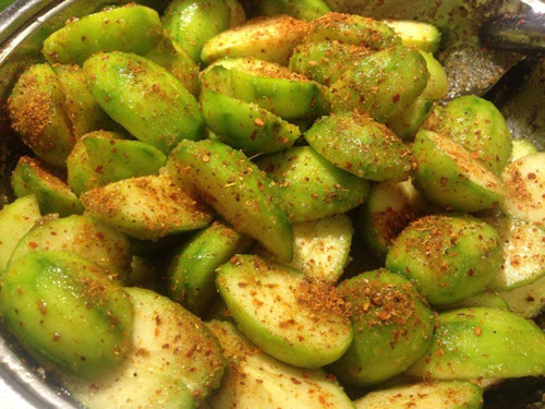 Đáng lưu ý, nhiều người đang ăn quá nhiều muối mà không hay biết. Chẳng hạn, thói quen ăn trái cây chấm muối khiến bạn đưa lượng muối không cần thiết vào cơ thể.