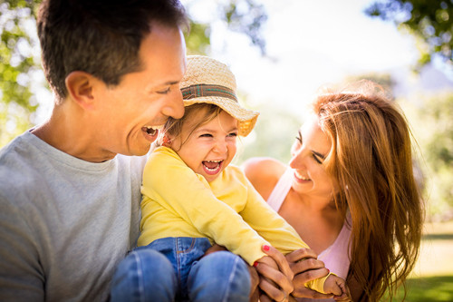 Chuyên gia khẳng định, trẻ bắt đầu biết “hóng chuyện” từ rất sớm. Các bé có khả năng tiếp nhận ngôn ngữ rất lâu trước khi hiểu ngôn ngữ và biết nói. Càng được sống trong môi trường giàu ngôn ngữ, bé càng nhanh biết nói một cách tự nhiên.