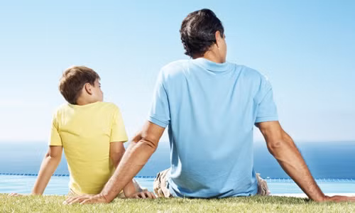 Tôn trọng phụ nữ. Tôn trọng phụ nữ là một trong những điều quan trọng nhất bố nên dạy con trai ngày từ thuở thiếu thời. Thế nhưng bạn có thể gặp khó khăn để thuyết phục con cái bằng những lời nói suông. Để dễ dàng hơn, hãy làm gương cho con bằng cách đối xử chân thành, tôn trọng vợ và con gái. Bằng cách của mình, bé trai sẽ học được rất nhiều thứ từ chính người cha.