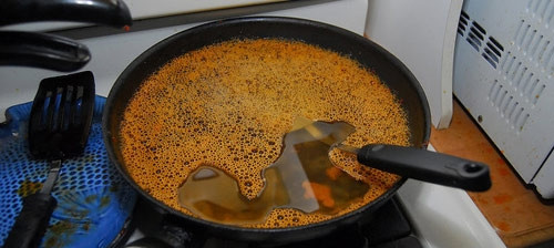 Tái sử dụng dầu ăn nhiều lần. Tái sử dụng dầu ăn là thói quen tiết kiệm của không ít chị em nội trợ. Khi đun nóng nhiều lần, thành phần hóa học trong dầu nhanh chóng thay đổi.