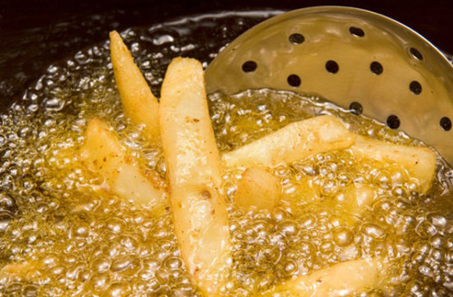 Làm nóng dầu quá mức. Đừng đợi đến khi dầu nóng tới mức bốc khói nghi ngút mới cho đồ vào xào, rán. Điều này hoàn toàn không tốt vì nó không chỉ gây mùi khó chịu mà còn phá hủy tác dụng chống oxy hóa của dầu. Nghiêm trọng hơn, dầu có thể hình thành các chất có hại cho sức khỏe.