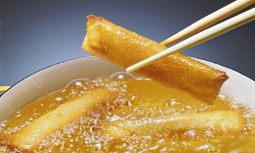 Nấu ăn với quá nhiều dầu mỡ. So với người tiêu thụ ít chất béo, những người thường ăn dầu mỡ có tỉ lệ ung thư vú rất cao. Nguyên nhân bởi ăn nhiều dầu mỡ dễ dẫn tới béo phì. Phụ nữ béo phì có xu hướng đạt nồng độ estrogen và insulin cao hơn những người có vóc dáng tương đối. Đây cũng chính là nhân tố gây ung thư vú và nội mạc tử cung.