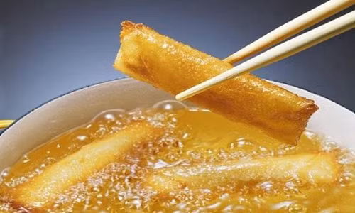 Nấu ăn với quá nhiều dầu mỡ. So với người tiêu thụ ít chất béo, những người thường ăn dầu mỡ có tỉ lệ ung thư vú rất cao. Nguyên nhân bởi ăn nhiều dầu mỡ dễ dẫn tới béo phì. Phụ nữ béo phì có xu hướng đạt nồng độ estrogen và insulin cao hơn những người có vóc dáng tương đối. Đây cũng chính là nhân tố gây ung thư vú và nội mạc tử cung.