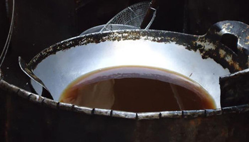 Cụ thể, các loại vitamin A, E và một số dinh dưỡng trong dầu bị phá hủy, xuất hiện các độc tố như aldehyde, fatty acid oxide. Những chất này khi đi vào cơ thể sẽ phá hủy các men tiêu hóa làm khó tiêu, gây nhức đầu, chóng mặt, đau bụng, tăng nguy cơ ung thư…