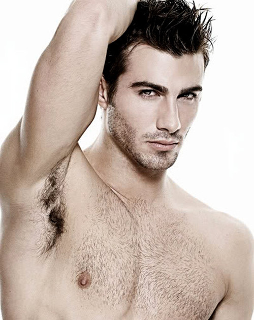 Lông nách. Lông nách được xem là bộ phận cơ thể thừa thãi song vẫn luôn gắn bó với chủ nhân. Các nhà khoa học cho biết chính vị trí mọc của lông tiết lộ lý do chúng tồn tại. Cụ thể, con người có hai loại tuyến mồ hôi là eccrine và apocrine. Tuyến mồ hôi eccrine nằm rải rác khắp nơi trên da, nhiều nhất ở lòng bàn tay, bàn chân. Trong khi đó, tuyến mồ hôi apocrine chỉ có ở nách và vùng sinh dục. Rất có thể, vì tạo ra mùi hương riêng cho cơ thể nên lông nách có lý do đặc biệt để tồn tại.