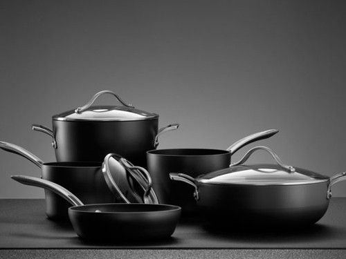 Chị em cũng cần hết sức cảnh giác với đồ dùng tráng chì. Sự hiện diện của chất này trong thức ăn là đầu mối đẩy bạn đối diện với hàng loạt các vấn đề sức khỏe nguy hiểm.