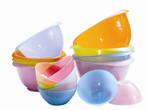 Cụ thể, chuyên gia sức khỏe cảnh báo những dụng cụ nhà bếp chứa hóa chất có thể ngấm vào thực phẩm gây hại. Việc tận dụng chúng trong thời gian dài thậm chí được ví như đầu độc cơ thể dần dần.