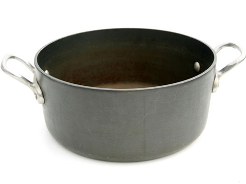 Thay vì chảo chống dính, bạn nên dùng xoong, chảo được đúc bằng sắt hoặc gang. Ngoài việc không chứa hóa chất độc hại, các vật dụng này còn bổ sung dưỡng chất như sắt vào thực phẩm rất có lợi cho sức khỏe.