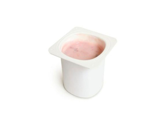 Sữa chua có hương vị. Sữa chua là một trong những lựa chọn tuyệt vời cho bữa ăn của trẻ nhờ lượng canxi khổng lồ cùng chế phẩm sinh học giúp tăng cường hệ miễn dịch. Dù vậy, mẹ thông thái nên biết không phải sữa chua nào cũng giống nhau, đặc biệt là sữa chua có hương vị. Sữa chua có hương vị hoặc sữa chua có đường là thực phẩm có hại đối với trẻ bởi chúng chứa lượng lớn đường, vị nhân tạo và chất tạo màu.