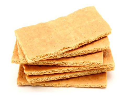 Bánh cracker. Bé thường thích các loại bánh quy giòn, dễ nhai song mẹ cũng không nên cho con ăn quá nhiều. Loại bánh này chỉ chứa lượng nhỏ dưỡng chất và hoàn toàn không có chất xơ. Thay vào đó, mẹ nên chọn bánh làm từ ngũ cốc nguyên hạt hoặc pho mát để cho con ăn vặt, tăng lượng chất xơ và canxi cần thiết.