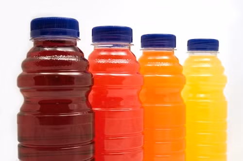 Đặc biệt, các mẹ cần cảnh giác với nước ép trái cây đóng chai bởi thành phần của chúng chủ yếu là đường, chất tổng hợp chứ không phải nước ép trái cây làm tăng nguy cơ tiểu đường và béo phì.