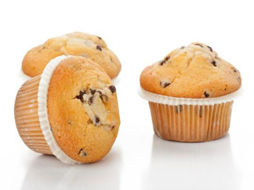Muffins. So với bánh rán, muffins mẹ tự làm từ bột ngũ cốc, cà rốt, bí xanh, chuối hay táo sẽ tốt hơn cho sức khỏe của trẻ. Vậy nhưng các mẹ cần cảnh giác với muffins ngoài hàng bởi chúng có thể chứa hàng tá đường, dầu bẩn và chất tẩy trắng.