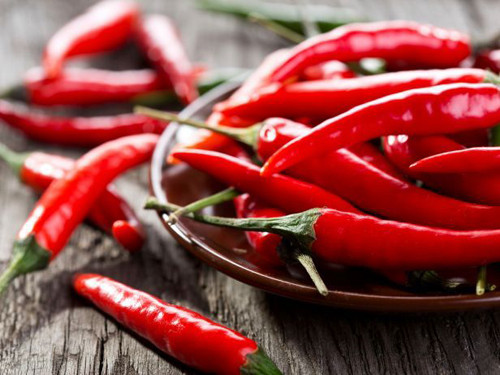 Đồ cay. Đồ ăn cay là một trong những thực phẩm không nên ăn vào ban đêm bởi chúng kích ứng dạ dày, gây tình trạng ợ nóng. Mặt khác, đồ ăn cay còn khiến bạn thức dậy vào nửa đêm song rất khó ngủ lại.