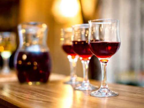 Rượu. Một hoặc hai ly rượu giúp dễ ngủ hơn song chúng cũng là yếu tố gây gián đoạn giấc ngủ. Việc thường xuyên uống rượu còn khiến bạn khó có thể ngủ sâu, dễ thức dậy vào nửa đêm để đi tiểu song rất khó ngủ lại.