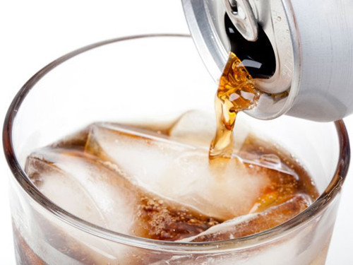 Nước ngọt. Nước ngọt không chỉ gây tăng cân mà còn chứa nhiều gas, caffein khiến bạn khó ngủ hơn. Nước ngọt cũng chứa lượng đường khổng lồ, gây nên tình trạng lượng đường trong máu tăng vọt.