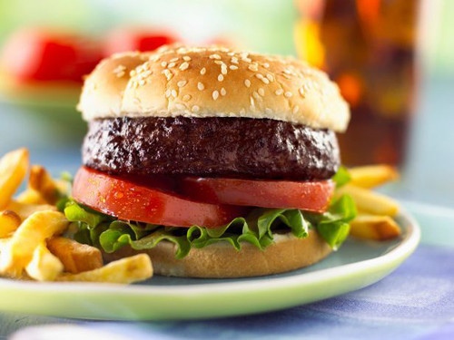 Burgers. Burgers chứa nhiều chất béo khiến dạ dày phải gồng mình làm việc, thậm chí có thể gây rối loạn tiêu hóa nếu tiêu thụ vào ban đêm. Nghiên cứu cũng chỉ ra hấp thu các chất béo bão hòa trong burgers khiến bạn tỉnh táo hơn, ngủ không sâu giấc.