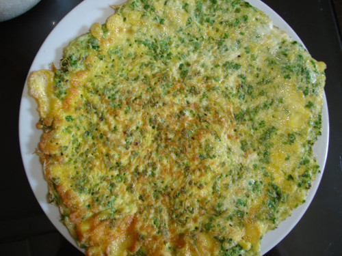 Trứng với cải xanh cũng được xem là “cặp đôi hoàn hảo” mang lại khả năng cung cấp lượng lớn canxi cho trẻ. Khi đi vào cơ thể, vitamin D trong trứng trở thành chất dẫn tuyệt vời giúp hệ tiêu hóa hấp thu lượng canxi tối đa từ rau.