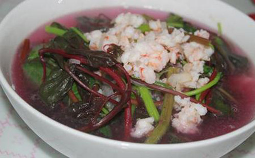 Đặc biệt, rau dền có chứa hàm lượng canxi vượt trội hơn cả sữa bò. Loại rau này còn chứa một lượng lớn nguyên tố khoáng chất và vitamin K giúp hấp thụ canxi và chiều cao phát triển. Tuy nhiên, rau dền nấu chín không nên hâm đi hâm lại nhiều lần vì dễ hao hụt dưỡng chất, nitrat có trong lá cũng bị chuyển đổi thành nitrit là chất nguy cơ gây ung thư và không tốt cho trẻ nhỏ.