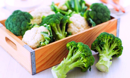 Súp lơ giàu sắt, kẽm, canxi, vitamin E… song quá trình chế biến ở nhiệt độ cao khiến dưỡng chất trong chúng hao hụt lượng lớn. Tốt hơn, các mẹ nên hấp hoặc xào súp lơ để bổ sung cho bé bởi cách này không làm giảm các chất trong chúng.