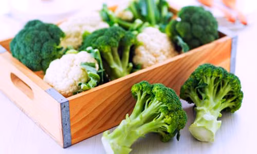 Súp lơ giàu sắt, kẽm, canxi, vitamin E… song quá trình chế biến ở nhiệt độ cao khiến dưỡng chất trong chúng hao hụt lượng lớn. Tốt hơn, các mẹ nên hấp hoặc xào súp lơ để bổ sung cho bé bởi cách này không làm giảm các chất trong chúng.