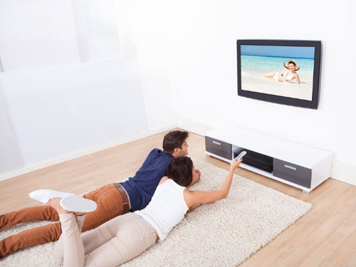 Xem tivi nhiều giờ. Ngồi trước màn hình tivi nhiều giờ dễ gây mỏi mắt, cản trở quá trình lưu thông máu trong cơ thể. Bên cạnh đó, thói quen ăn vặt trước màn hình còn khiến bạn dễ bị tăng cân, khó giữ dáng.