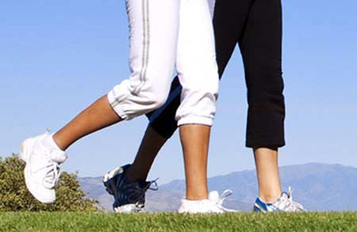 Đi bộ trên đoạn đường bằng phẳng mỗi ngày. Theo Dealzie Gibson - huấn luyện viên thể dục nổi tiếng tại Houston, việc đi bộ đều đều trên máy chạy bộ hay ngoài trời đều khó có thể giảm cân hiệu quả. Nguyên nhân bởi cơ thể nhanh chóng thích nghi với những thay đổi bên ngoài.