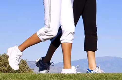 Đi bộ trên đoạn đường bằng phẳng mỗi ngày. Theo Dealzie Gibson - huấn luyện viên thể dục nổi tiếng tại Houston, việc đi bộ đều đều trên máy chạy bộ hay ngoài trời đều khó có thể giảm cân hiệu quả. Nguyên nhân bởi cơ thể nhanh chóng thích nghi với những thay đổi bên ngoài.