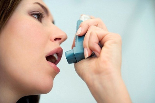 Suyễn. Suyễn là bệnh cơ năng của phổi. Biểu hiện bằng những cơn khó thở, chủ yếu là khó thở ra do co thắt (Spasme) cơ trơn của phế quản mà nguyên nhân là dị ứng đối với một số chất như bụi nhà, lông thú, phấn hoa, cũng có khi do chất ăn uống như tôm, cua, cá, trứng… Người mắc suyễn thường thở khò khè, khó thở song đôi lúc ho khan kéo dài.