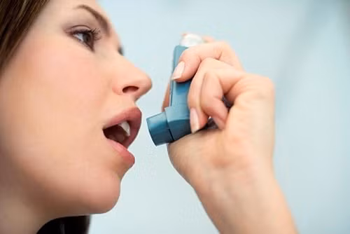 Suyễn. Suyễn là bệnh cơ năng của phổi. Biểu hiện bằng những cơn khó thở, chủ yếu là khó thở ra do co thắt (Spasme) cơ trơn của phế quản mà nguyên nhân là dị ứng đối với một số chất như bụi nhà, lông thú, phấn hoa, cũng có khi do chất ăn uống như tôm, cua, cá, trứng… Người mắc suyễn thường thở khò khè, khó thở song đôi lúc ho khan kéo dài.