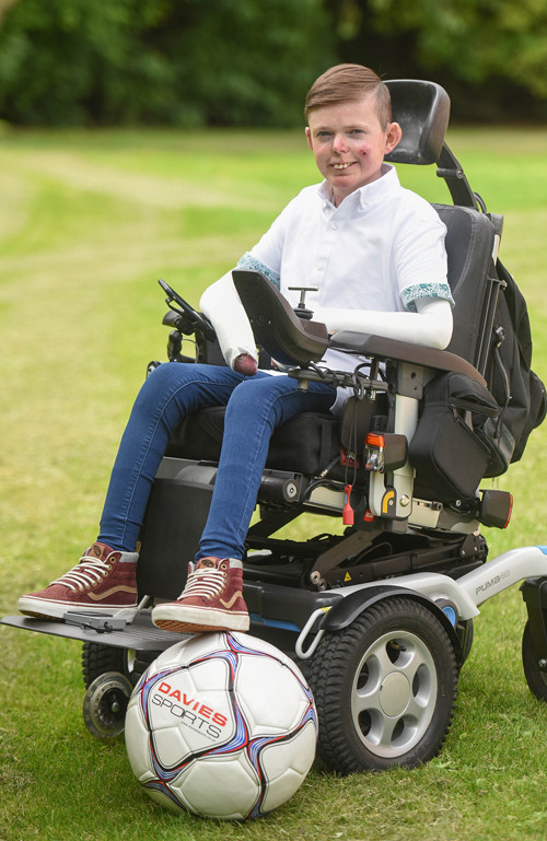 Anh cũng cho biết cảm thấy hài lòng về cuộc sống của mình. Đối với James, việc luôn có mẹ ở bên chăm sóc và bạn bè luôn quan tâm chia sẻ trong cuộc sống thực sự là một may mắn lớn so với nhiều hoàn cảnh khó khăn khác.