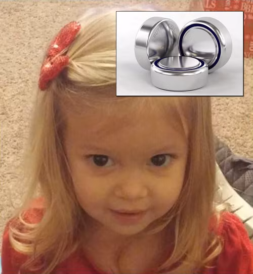 Be 2 tuoi chet tham vi nuot nham pin tieu