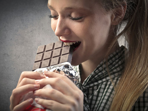 Việc ăn nhiều bánh quy, socola cũng được xem là một trong những mối họa gây nên tình trạng da sần vỏ cam. Lý do bởi ăn loại thực phẩm này khiến lượng đường trong máu tăng cao. Ngoài vẻ sần vỏ cam đáng ghét, ăn thực phẩm nhiều đường còn khiến cơ thể dễ bị viêm, đau khi chạm vào vùng có vết sần.