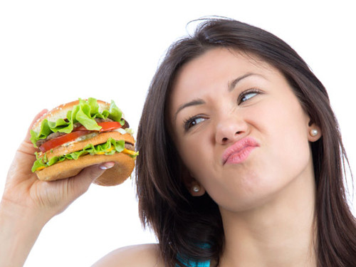 Bạn cũng nên tránh xa thực phẩm giàu chất béo nếu không muốn sở hữu làn da sần xấu xí. Nguyên nhân bởi khi đi vào cơ thể, những thực phẩm này dễ gây tích tụ mỡ dưới da.