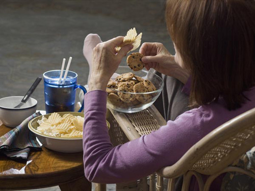 Việc tiêu thụ đồ ăn nhiều muối khiến tình trạng ngày càng trở nên tồi tệ. Những thực phẩm đóng hộp, chế biến sẵn thường chứa lượng muối lớn hơn mức cần thiết. Thậm chí, đồ ăn nhiều muối được ví là nguyên nhân hàng đầu gây nên tình trạng da sần vỏ cam.