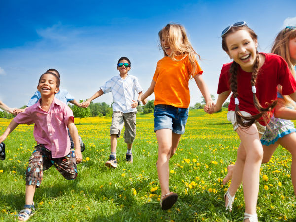 Trong sinh hoạt, bố mẹ nên khuyến khích con tham gia các hoạt động ngoài trời như chạy bộ, chơi bóng, đánh cầu, đạp xe,... để bảo vệ thị lực.