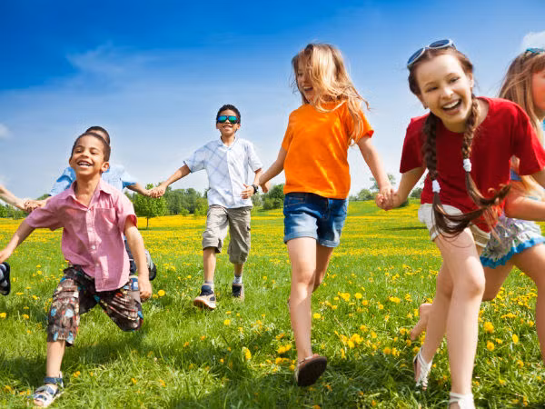 Trong sinh hoạt, bố mẹ nên khuyến khích con tham gia các hoạt động ngoài trời như chạy bộ, chơi bóng, đánh cầu, đạp xe,... để bảo vệ thị lực.