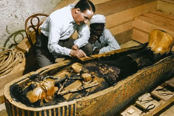 Xác ướp này được phủ một lớp keo tổng hợp chất lượng cao (resin) và một lớp vải linen chất lượng đặc biệt tốt. Trong khi đó, những xác ướp phát hiện trước đây chỉ được phủ những loại nhựa cây thông thường.