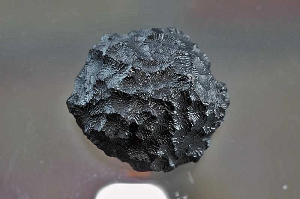 Một số thiên thạch có kích thước lớn, phần nhân bên trong khó bị bốc hơi hoặc là chưa bị bốc cháy tới phần bên trong khi va chạm với bầu khí quyển, nên các thiên thạch thường ở trạng thái rắn hoặc hình khối, không có hình dạng nhất định.