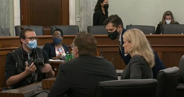 Haugen làm việc tại Facebook từ năm 2019 và phụ trách giải quyết các vấn đề liên quan đến dân chủ và thông tin sai lệch. "Tôi tham gia Facebook bởi vì có ai đó xung quanh tôi bị cực đoan hóa trên mạng. Tôi cảm thấy cần đóng vai trò tích cực trong việc tạo ra một Facebook tốt hơn, ít độc hại hơn", Haugen cho biết.