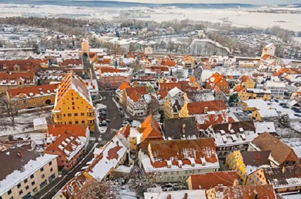 Khi con người lần đầu tiên đến đây định cư, họ đã dùng loại đá hạt thô có sẵn ở thị trấn này để xây dựng nhà cửa và nhiều công trình khác. Đến Nördlingen, bạn sẽ thấy những tòa nhà hay con phố dường như đều tỏa sáng lấp lánh.