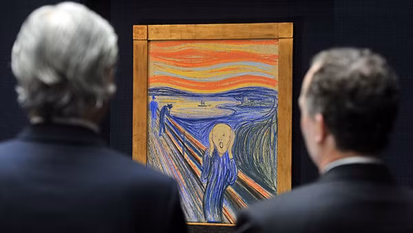 Suốt cả trăm năm, hậu thế đã tranh luận gay gắt rằng ai là người đã viết dòng chữ điên cuồng phá hoại đó? Mãi đến đầu năm 2021, các nhà nghiên cứu tại Bảo tàng Quốc gia Na Uy - nơi đang lưu giữ 1 bản gốc bức tranh đã công bố kết quả khiến công chúng bất ngờ.