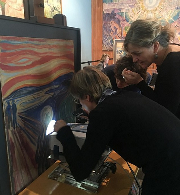 Tuy nhiên, giới khoa học đã kết luận bầu trời trong bức tranh "Tiếng thét" ánh lên sắc đỏ, vàng là từ những đám mây xà cừ lóng lánh (Nacreous cloud). Mây xà cừ là một dạng mây hiếm, được hình thành ở những khu vực cực kỳ lạnh của tầng bình lưu thấp, ở độ cao 15.000 - 25.000m.