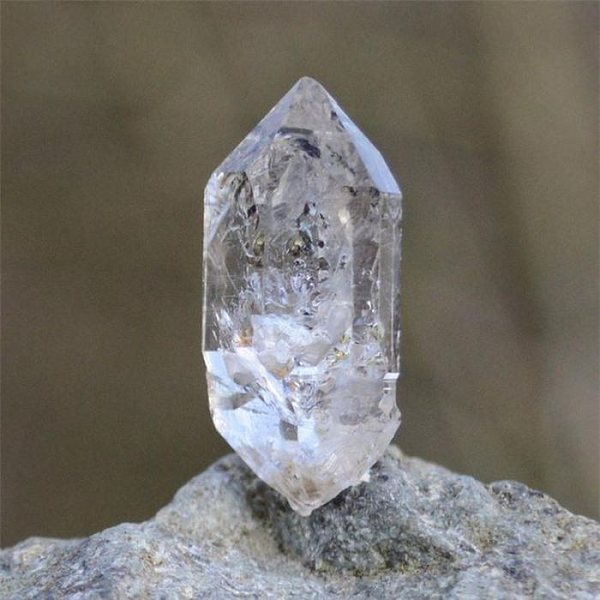 Theo lời chia sẻ của James, những viên đá ông tìm thấy được gọi là kim cương Herkimer. Kim cương Herkimer là loại đá quý giá trị rất nổi tiếng trên thế giới.