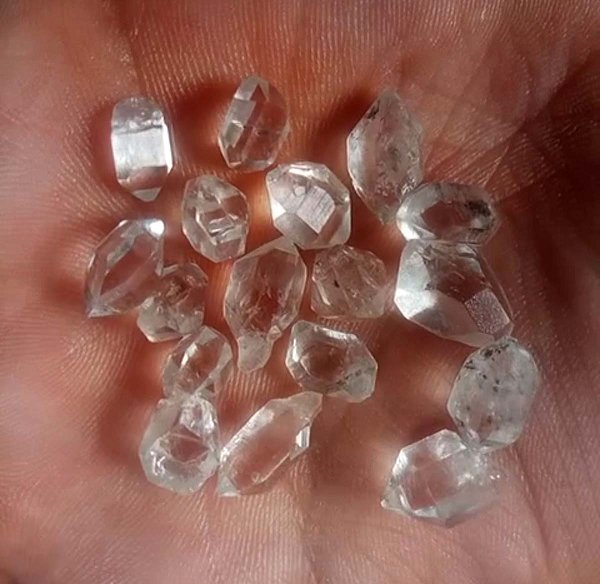 Herkimer cũng có thể mang theo được những hiệu ứng cầu vồng và bong bóng khí. Ngoài ra, chúng cũng bị lẫn quặng Carbon đen, Petroleum hoặc có thể là Anthraxolite.